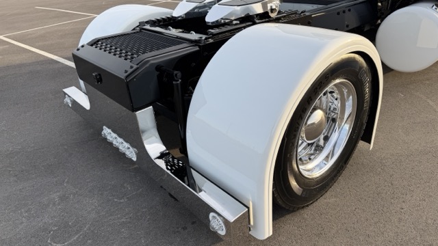 GH-5 exterior — rear fender and wheel
